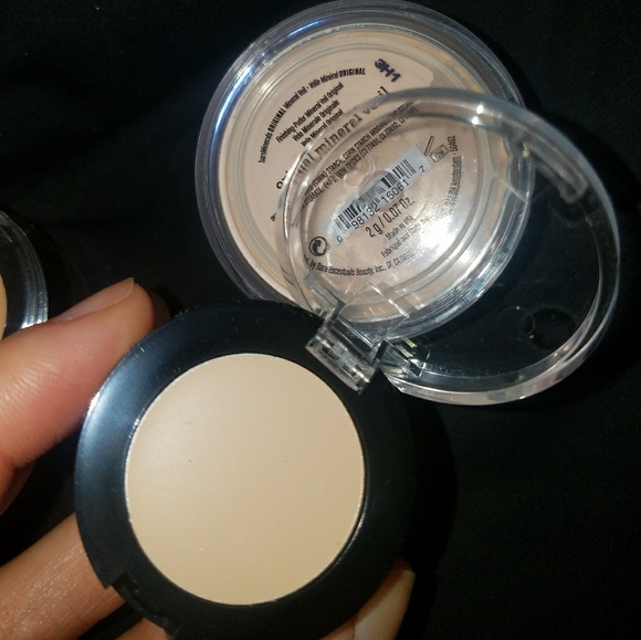 BRAND NEW concealer and setting powder - Picture 3 of 4